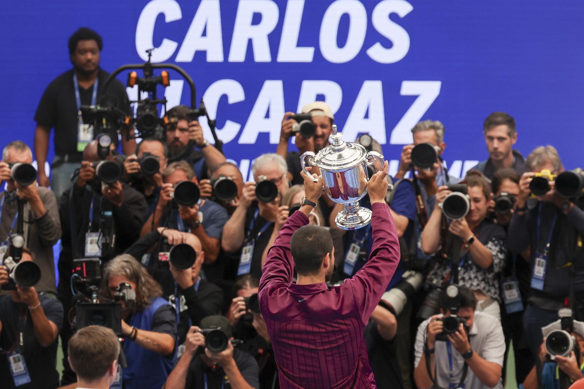 Carlos Alcaraz de España levanta la copa de campeones después de ganar del Campeonato de Tenis Abierto de Estados Unidos. EFE/EPA/SARAH YENESEL