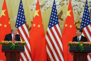 Fotografía de archivo del presidente de los Estados Unidos, Donald Trump (i), y su homólogo chino, Xi Jingping (d), ofreciendo una rueda de prensa en el Gran Palacio del Pueblo en Pekín (China). EFE/ Roman Pilipey/ARCHIVO
