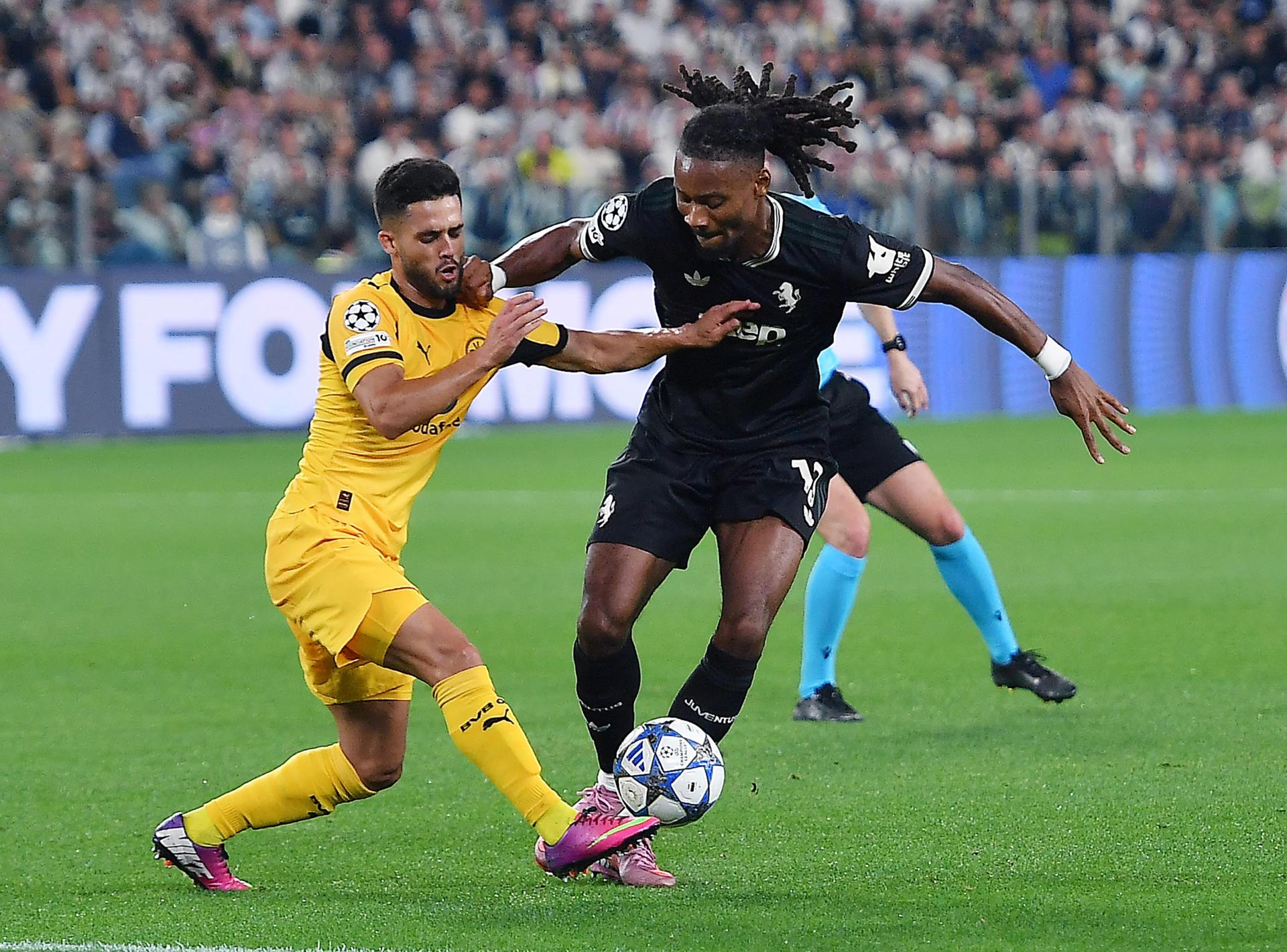 El jugador del Juventus Khephren Thuram (d) y el del Borussia Dortmund Yan Couto durante el partido de la fase de liga de la UEFA Champions League que han jugado Juventus FC y Borussia Dortmund en Turin EFE/EPA/Alessandro Di Marco