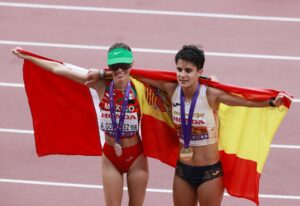 La española María Pérez (d), dominadora de la prueba de los 20 kilómetros marcha en los Mundiales de Atletismo que transcurren en Tokio, celebra con la mexicana Alegna González (i), ganadora de la plata. EFE/EPA/MAST IRHAM