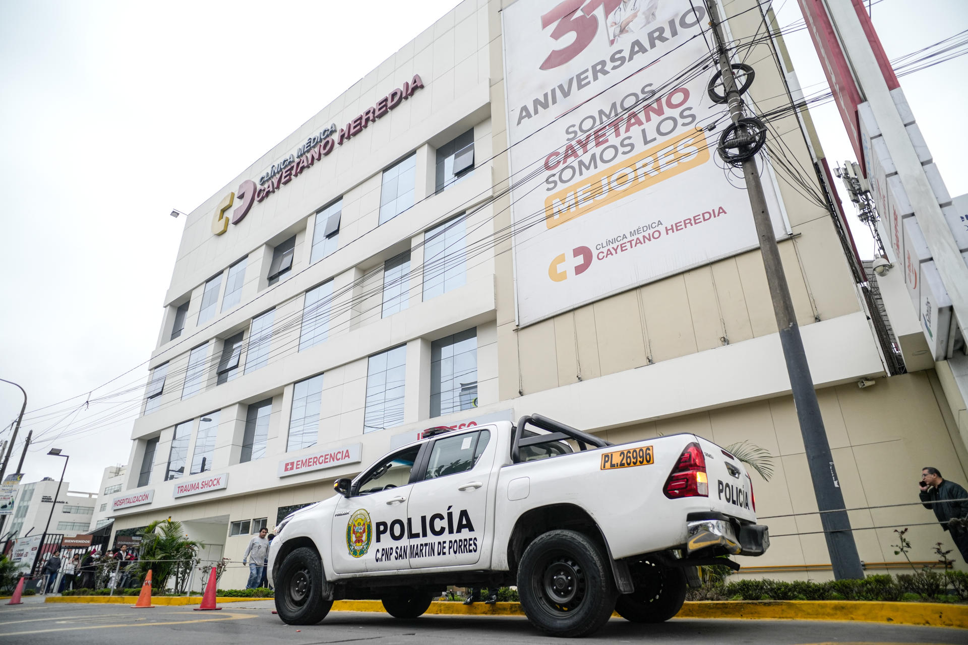 Fotografía de la fachada de la clínica Cayetano Heredia, donde fue trasladada la ex primera ministra de Perú Betssy Chávez este 4 de septiembre de 2025, en Lima (Perú). EFE/John Reyes Mejia