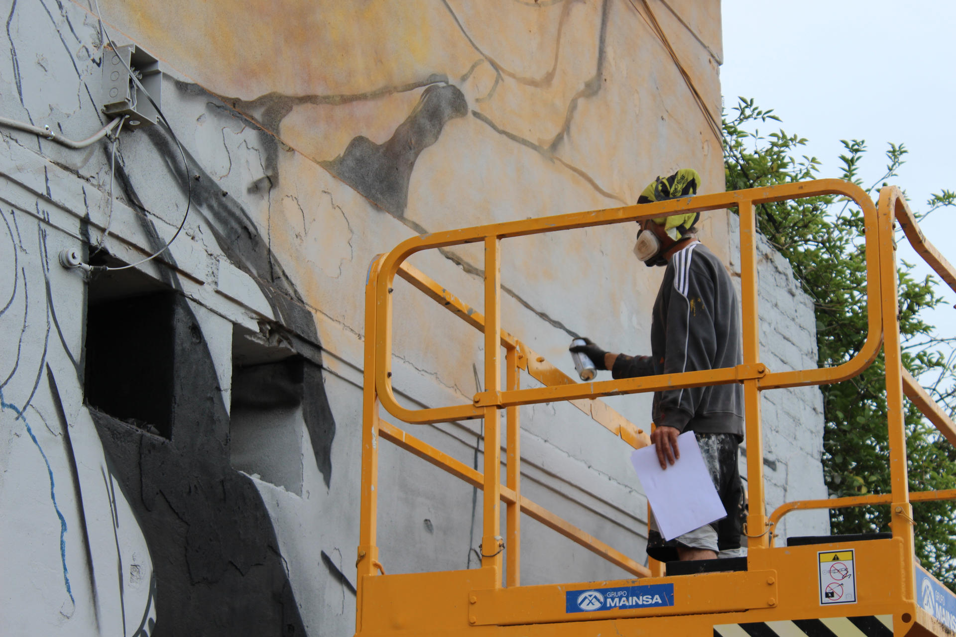 Artistas de lo urbano de España y otros países, tanto del grafiti como del hip-hop, son estos días partícipes de la regeneración urbana de la ciudad de Torrelavega, cuyos vecinos ha promovido esa iniciativa, junto con el Ayuntamiento, para dar otra vida a las fachadas de sus edificios. La idea de este Festival Regenerarte busca revitalizar y dinamizar la ciudad mediante nueve murales y otras expresiones de arte urbano, en cuatro jornadas de grafiti y música en directo, desde hasta el mañana, sábado. EFE/Eva García