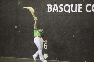 Fotografía de Luis Tejido, en la que puede verse en una imagen de archivo del 2 de junio de 2025 a la jugadora de Euskadi Elaia Gogenola, durante un encuentro de la Liga de Naciones de Pelota Vasca. EFE