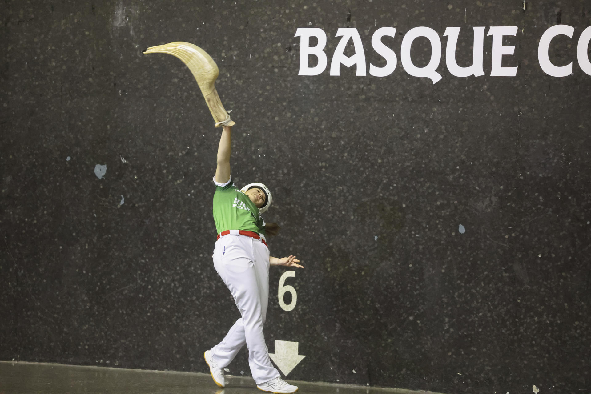 Fotografía de Luis Tejido, en la que puede verse en una imagen de archivo del 2 de junio de 2025 a la jugadora de Euskadi Elaia Gogenola, durante un encuentro de la Liga de Naciones de Pelota Vasca. EFE