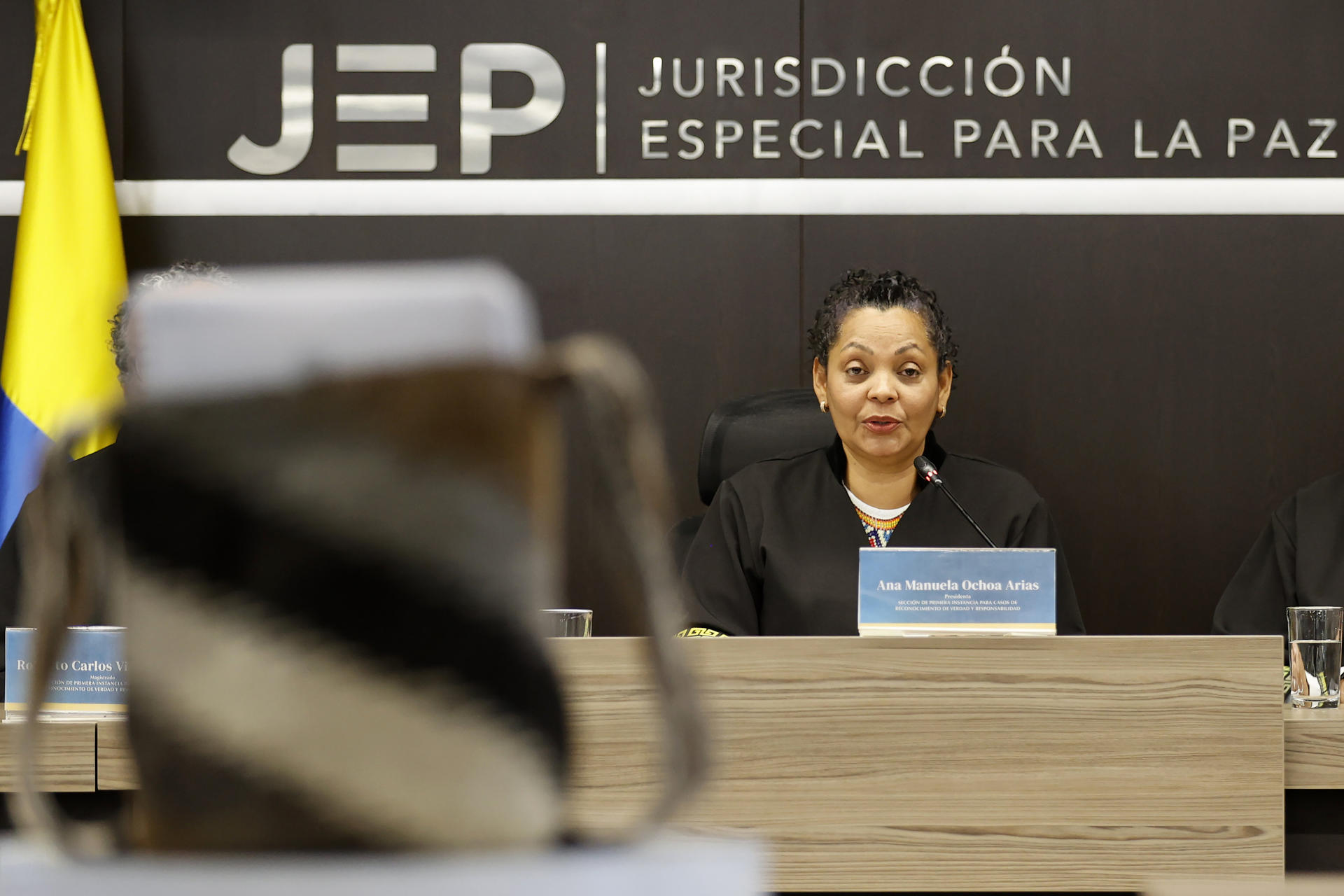 La presidenta de la Sección de Primera Instancia para Casos de Reconocimiento de Verdad y Responsabilidad de la Jurisdicción Especial para la Paz (JEP), la magistrada Ana Manuela Ochoa Arias, al intervenir este jueves, 18 de septiembre, durante una audiencia, en Bogotá (Colombia). EFE/Mauricio Dueñas