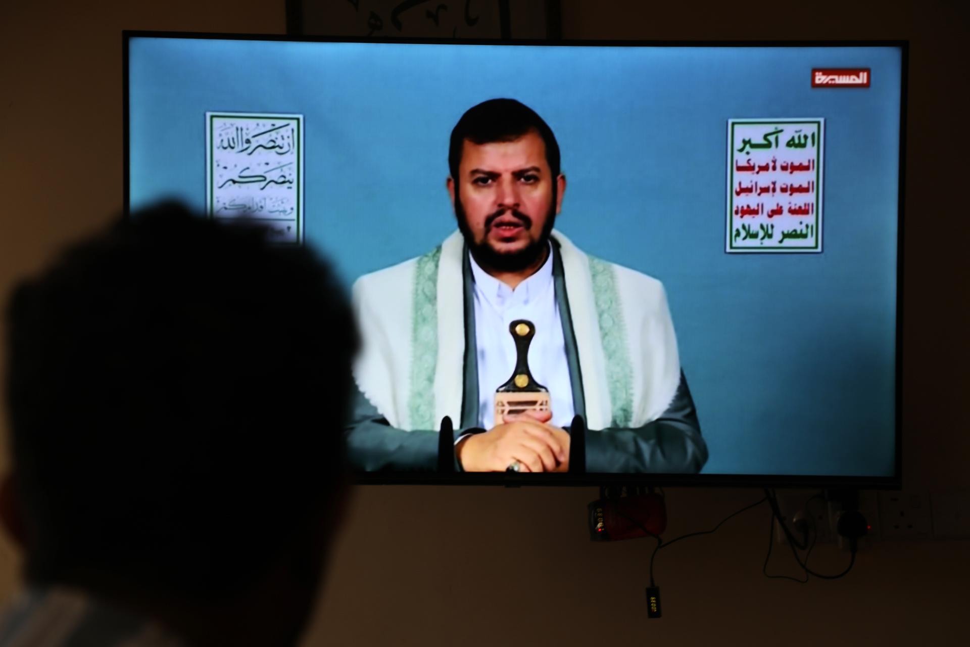 Sana'a (Yemen), 25/09/2025.- El líder hutí Abdul-Malik al-Houthi pronuncia un discurso televisado . Según la televisión al-Masirah, controlada por los hutíes, Israel llevó a cabo bombardeos aéreos sobre la capital de Yemen, Saná, que coincidieron con un discurso televisado del líder hutí, en represalia por un ataque con drones hutíes que dejó al menos 22 heridos en el puerto israelí de Eilat el día anterior. . EFE/EPA/YAHYA ARHAB