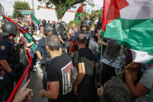 Manifestantes propalestinos protestan durante la decimoquinta etapa de la Vuelta ciclista a España que se disputa este domingo entre Vegadeo (Asturias) y Monforte de Lemos (Lugo) sobre un recorrido de 167,8 kilómetros. EFE/ Eliseo Trigo