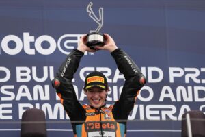 El piloto italiano del equipo Sync SpeedRS Celestino Vietti celebra la victoria de la carrera de Moto2 del Gran Premio de San Marino y la Riviera de Rimini en el circuito mundial de Misano Marco Simoncelli en Misano Adriático, Italia. EFE/EPA/DANILO DI GIOVANNI