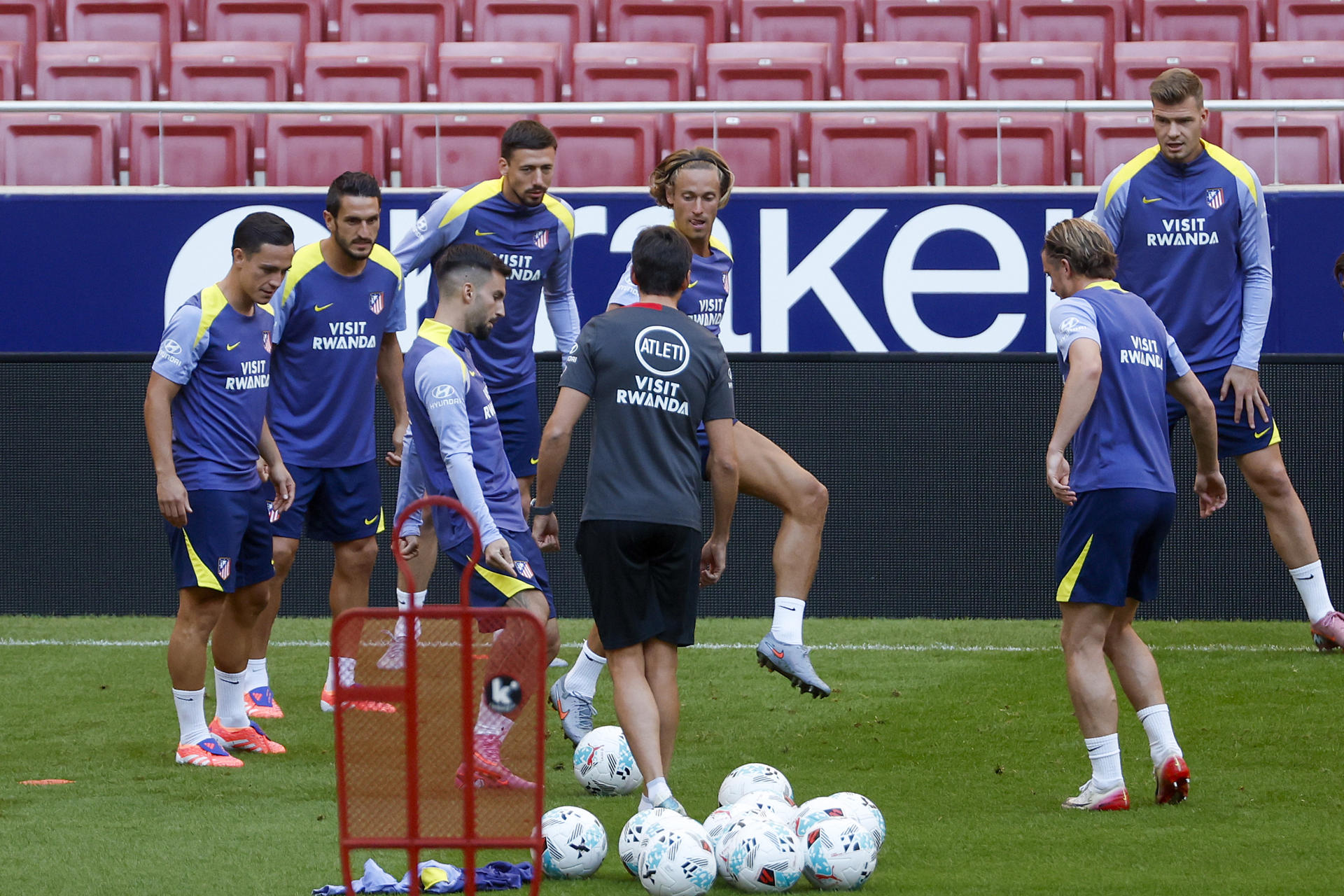Los jugadores del Atlético de Madrid, durante el entrenamiento del equipo previo al derbi de mañana frente al Real Madrid, este viernes en el estadio Metropolitano en Madrid.- EFE/Juanjo Martín