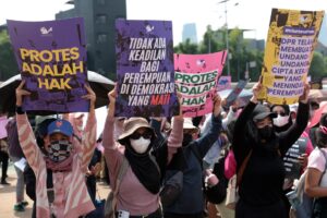 YAKARTA (Indonesia), 03/09/2025.- Activistas de la Alianza de Mujeres de Indonesia sostienen carteles contra la violencia que ha reinado en las protestas de los últimos días en el país y que dejan al menos 10 muertos. EFE/EPA/ADI WEDA