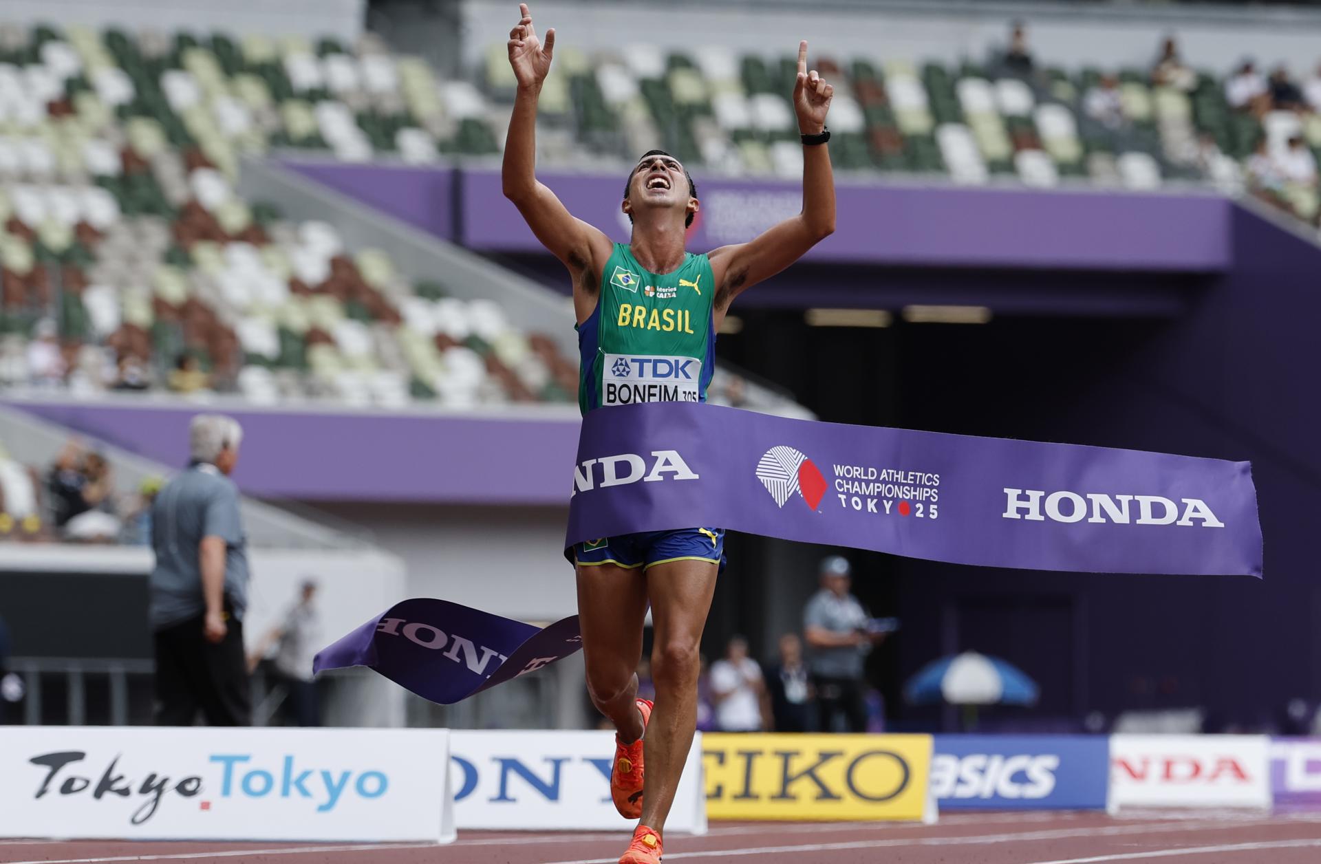 El brasileño Caio Bonfim conquistó este sábado la medalla de oro de los 20 kilómetros marcha de los Mundiales de Atletismo que transcurren en Tokio. EFE/EPA/FRANCK ROBICHON