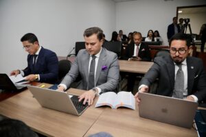 Fotografía de archivo de los abogados del exministro del Interior de Ecuador José Serrano. EFE/ Gianna Benalcázar
