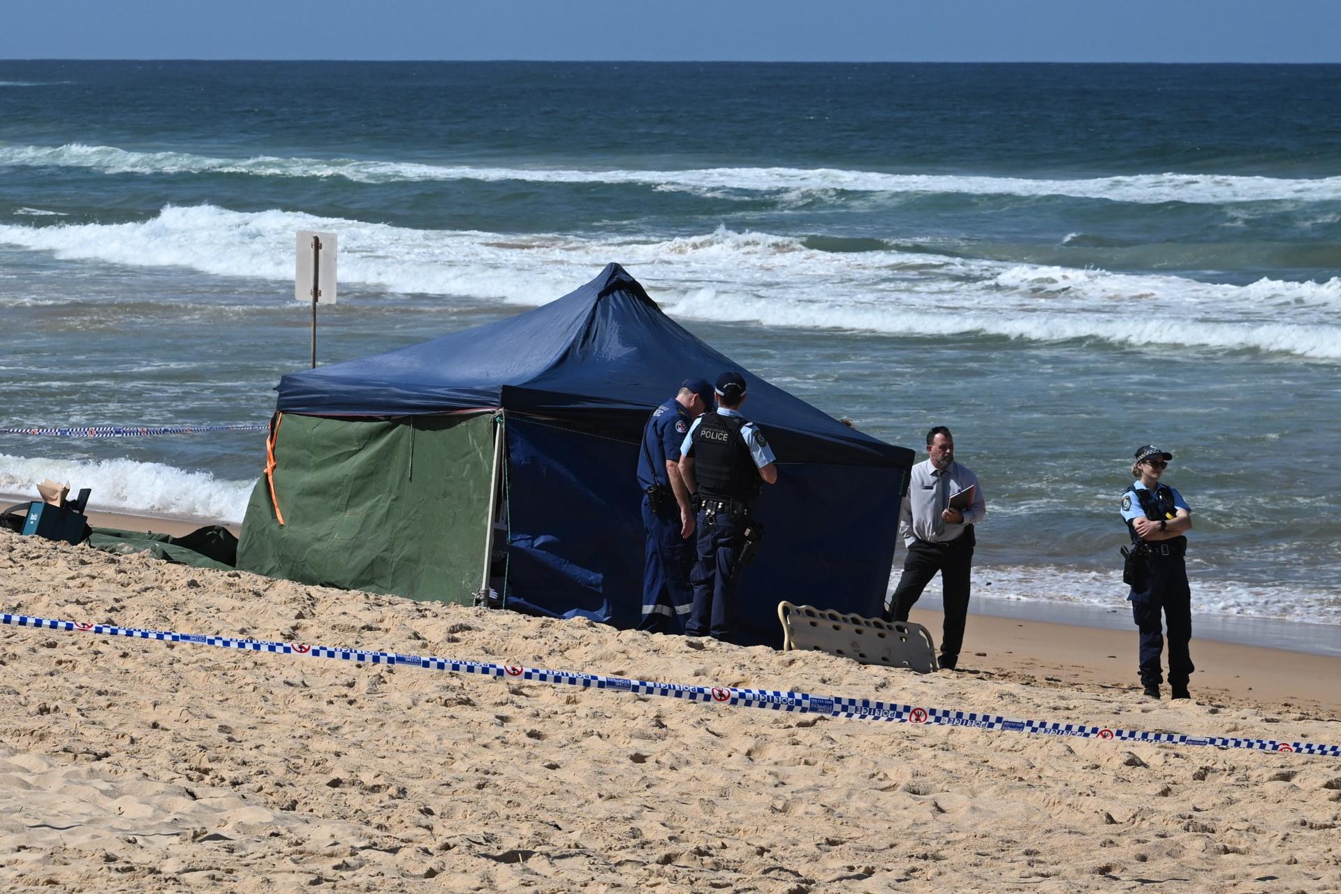 SYDNEY (Australia), 06/09/2025.- Police gather at the scene of a fatal shark attack at Long Reef Beach, Dee Why, Sydney, Australia, 06 September 2025. A man died after being attacked by a large shark on Sydney's northern beaches. EFE/EPA/DEAN LEWINS AUSTRALIA AND NEW ZEALAND OUT