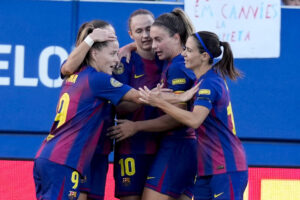 La centrocampista del Barcelona Alexia Putellas (2d) celebra tras anotar el primer gol del equipo este sábado, durante el partido de la Liga F, entre el FC Barcelona F y el RCD Espanyol, en el Estadi Johan Cruyff de Sant Joan Despí, en la provincia de Barcelona. EFE/ Enric Fontcuberta