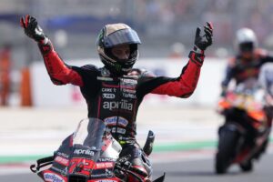 El italiano Marco Bezzecchi celebra el tiempo que le ha dado la 'pole' en el Gran Premio de San Marino y Rimini Riviera, en el circuito de Misano Adriático. EFE/EPA/DANILO DI GIOVANNI