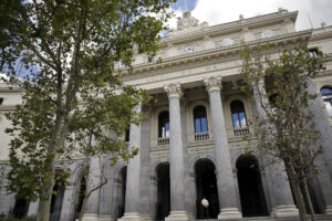 Fachada principal del edificio de la Bolsa de Madrid. EFE/Emilio Naranjo