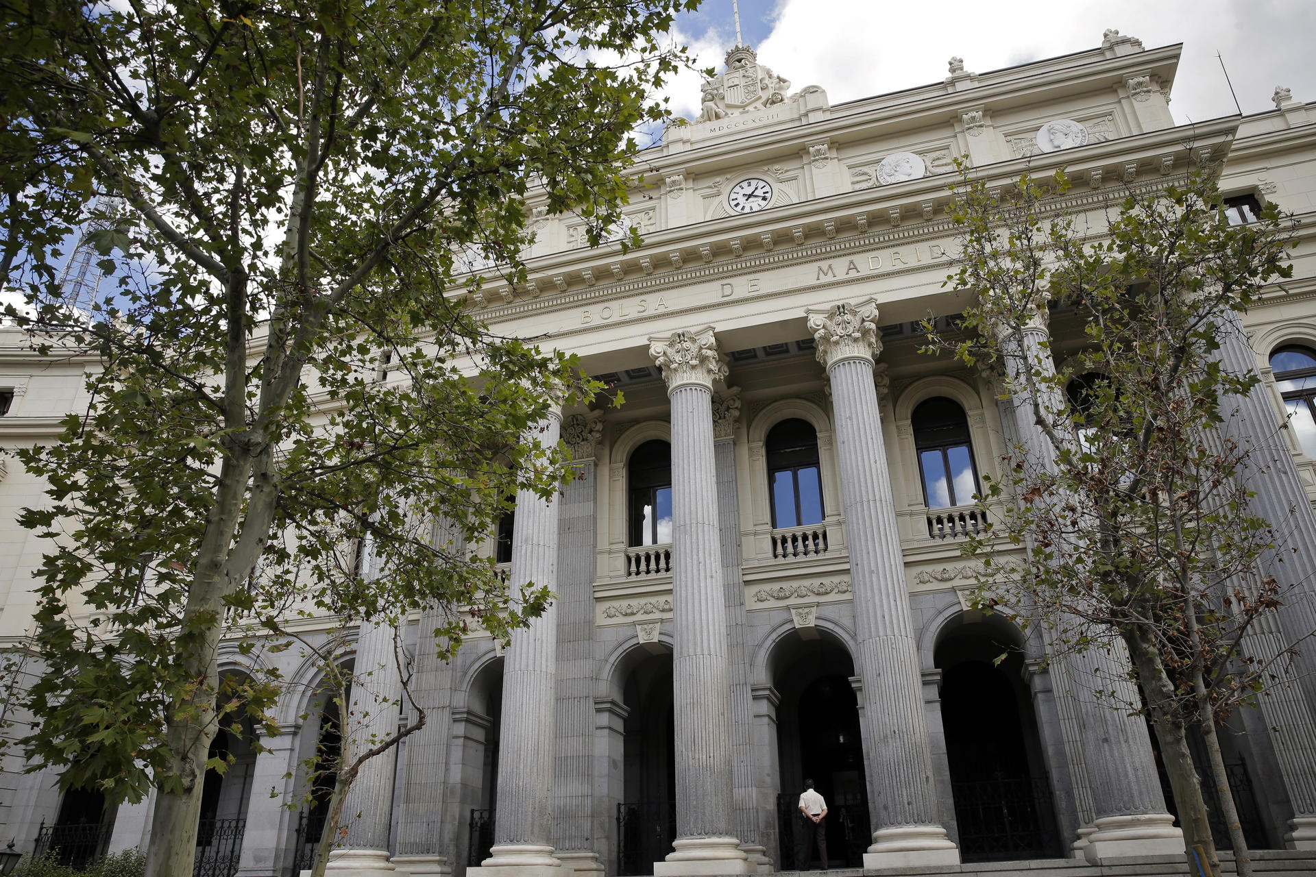 Fachada principal del edificio de la Bolsa de Madrid. EFE/Emilio Naranjo
