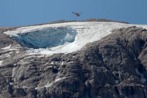 Canazei (Italy), 04/07/2022.- A helicopter flies over the missing part of a glacier that collapsed triggering an avalanche on the Marmolada Mountain, in Canazei, Italy, 04 July 2022. At least six people were killed and dozens were still missing on 04 July, a day after the avalanche hit the multi-peak mountain. (Italia) EFE/EPA/ANDREA SOLERO
Un helicóptero sobrevuela el glaciar de la Marmolada, en los Alpes italianos, en una imagen de archivo. EFE/ Andrea Solero