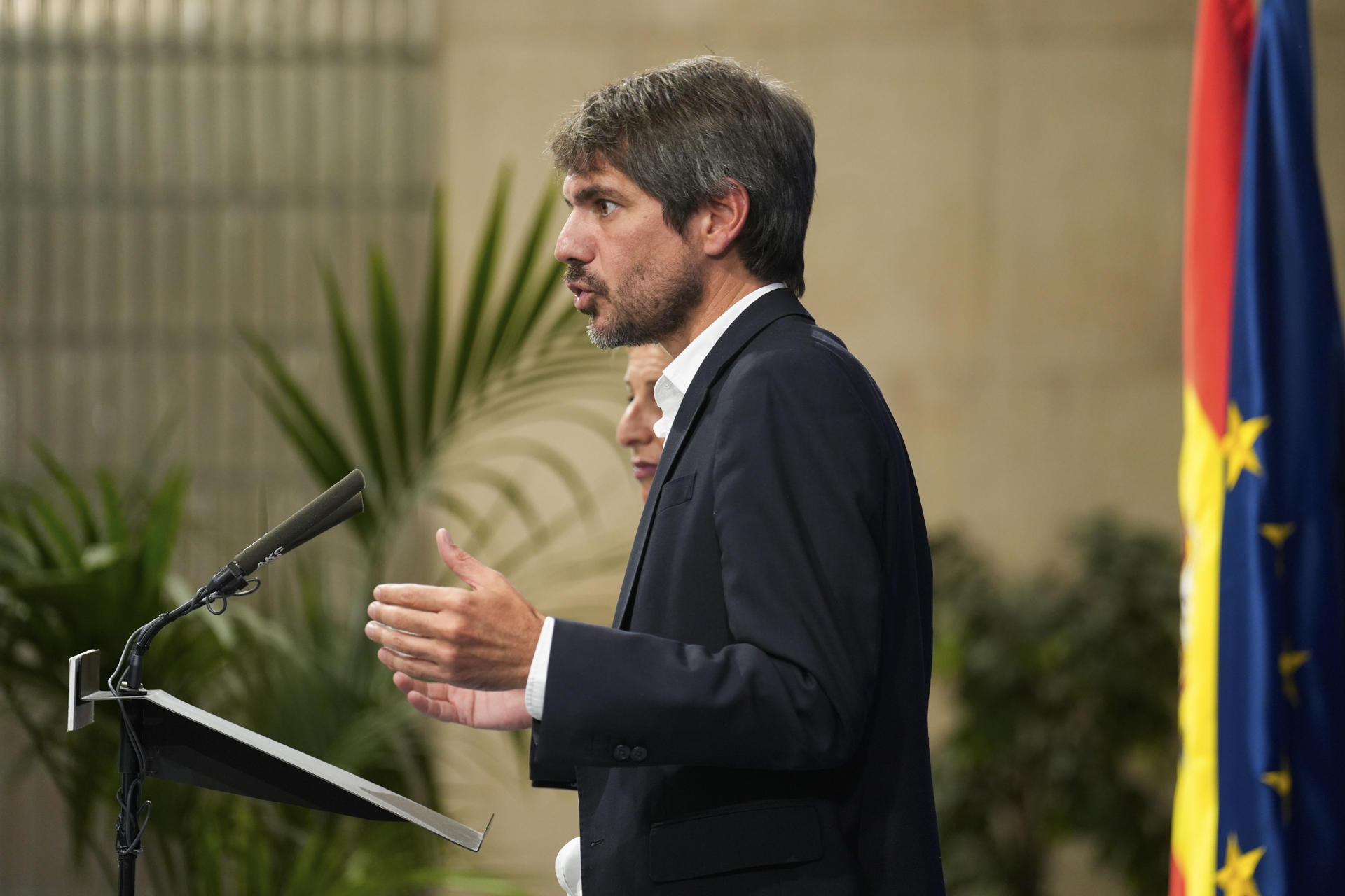El ministro de Cultura, Ernest Urtasun, junto a la vicepresidenta segunda y ministra de Trabajo y Economía Social, Yolanda Díaz, ofrece una rueda de prensa tras mantener una reunión de trabajo con representantes de Greenpeace, Ecologistas en Acción, Amigos de la Tierra, WWF y SEO Bird Life, así como del Colegio de Ingenieros Técnicos Forestales, para analizar la situación tras la reciente oleada de incendios. EFE/ Borja Sánchez-Trillo
