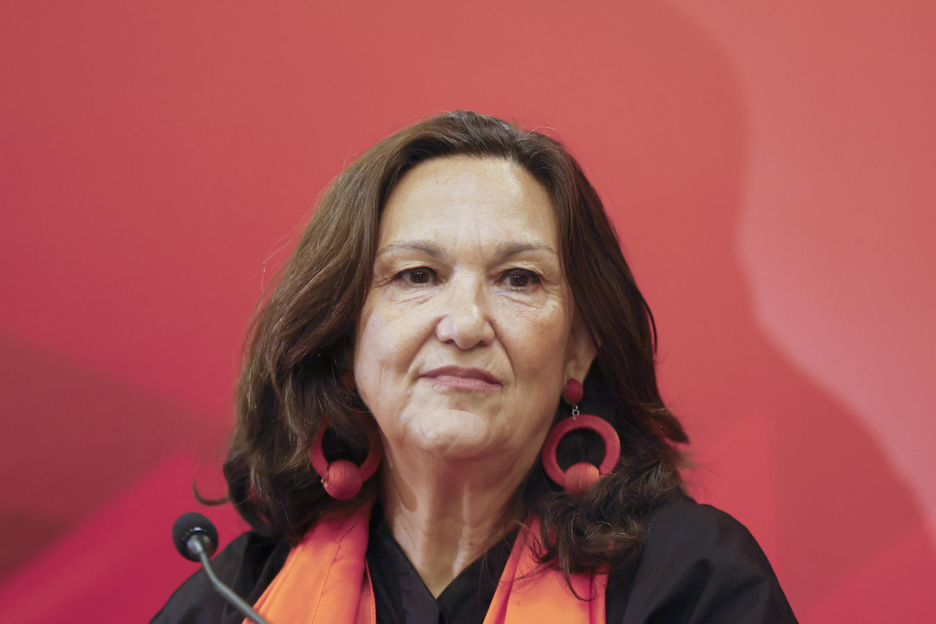 La portavoz del jurado Carmen Alemany asiste a una rueda de prensa durante la Feria Internacional del Libro (FIL) este lunes, en Guadalajara (México). EFE/ Francisco Guasco