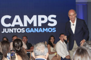 El expresidente de la Comunidad Valenciana, Francisco Camps, durante el acto que ha celebrado con simpatizantes del PPCV hoy viernes en Alicante. EFE/Morell.