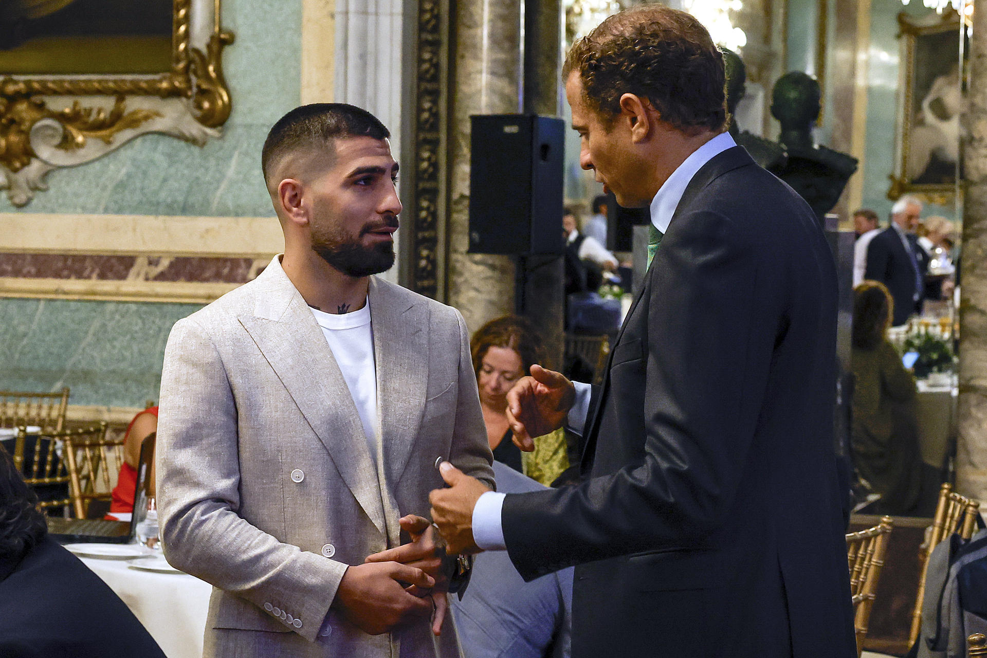 El cofundador y presidente de WOWfc, Arturo Guillén (d) conversa con el doble campeón mundial de la UFC Ilia Topuria (i) durante un desayuno informativo en Madrid. EFE/JJ Guillén