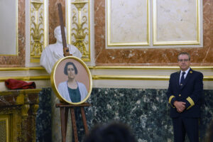 Vista del tondo con el retrato de Clara Campoamor, obra de la artista Soraya Triana Hernández durante la presentación de dicha obra que ha tenido lugar en el marco del acto de Conmemoración XCII Aniversario de la Aprobación del Sufragio Femenino en España, este martes en el Congreso. EFE/Javier Lizón