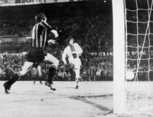Johan Cruyff marca uno de los goles al Inter en la final de 1972. EFE/voo