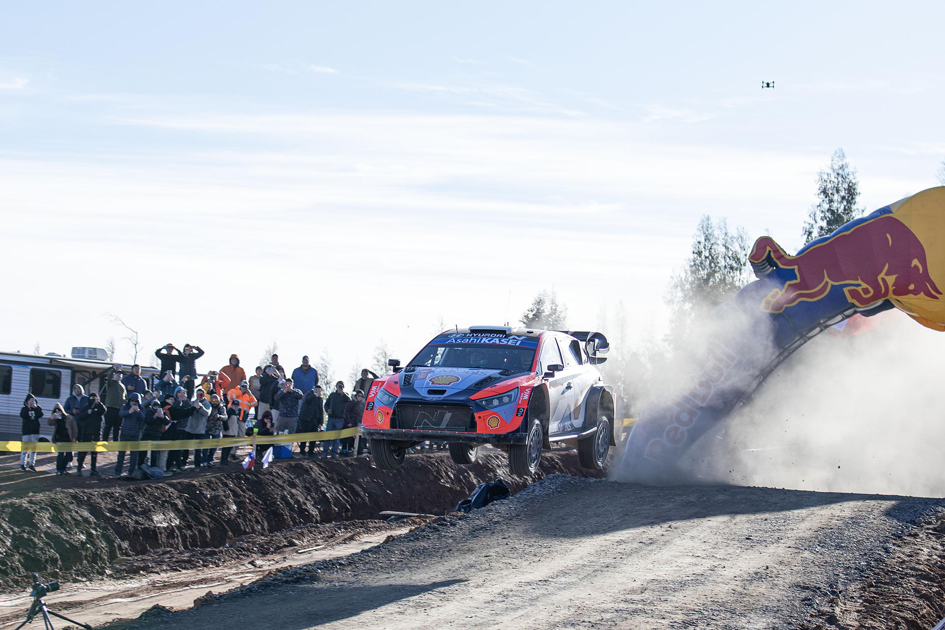 Los estonios Ott Tänak y Martin Järveoja, del equipo Hyundai Shell Mobis World Rally, compiten durante el Campeonato Mundial de Rallies en Concepción (Chile). EFE/ Ignacio Vásquez
