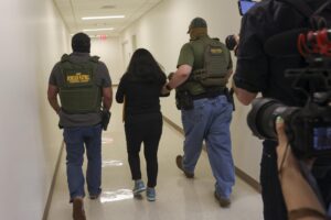 Foto de archivo que muestra a agentes federales deteniendo a una persona dentro de un edificio federal donde se celebran audiencias de inmigración, en Nueva York, Estados Unidos. EFE/EPA/SARAH YENESEL