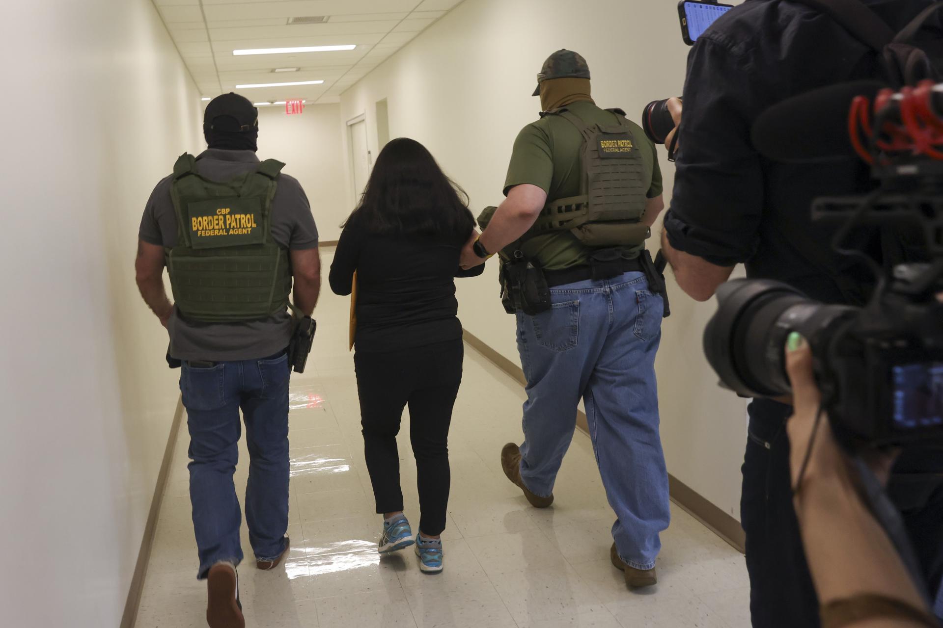 Foto de archivo que muestra a agentes federales deteniendo a una persona dentro de un edificio federal donde se celebran audiencias de inmigración, en Nueva York, Estados Unidos. EFE/EPA/SARAH YENESEL