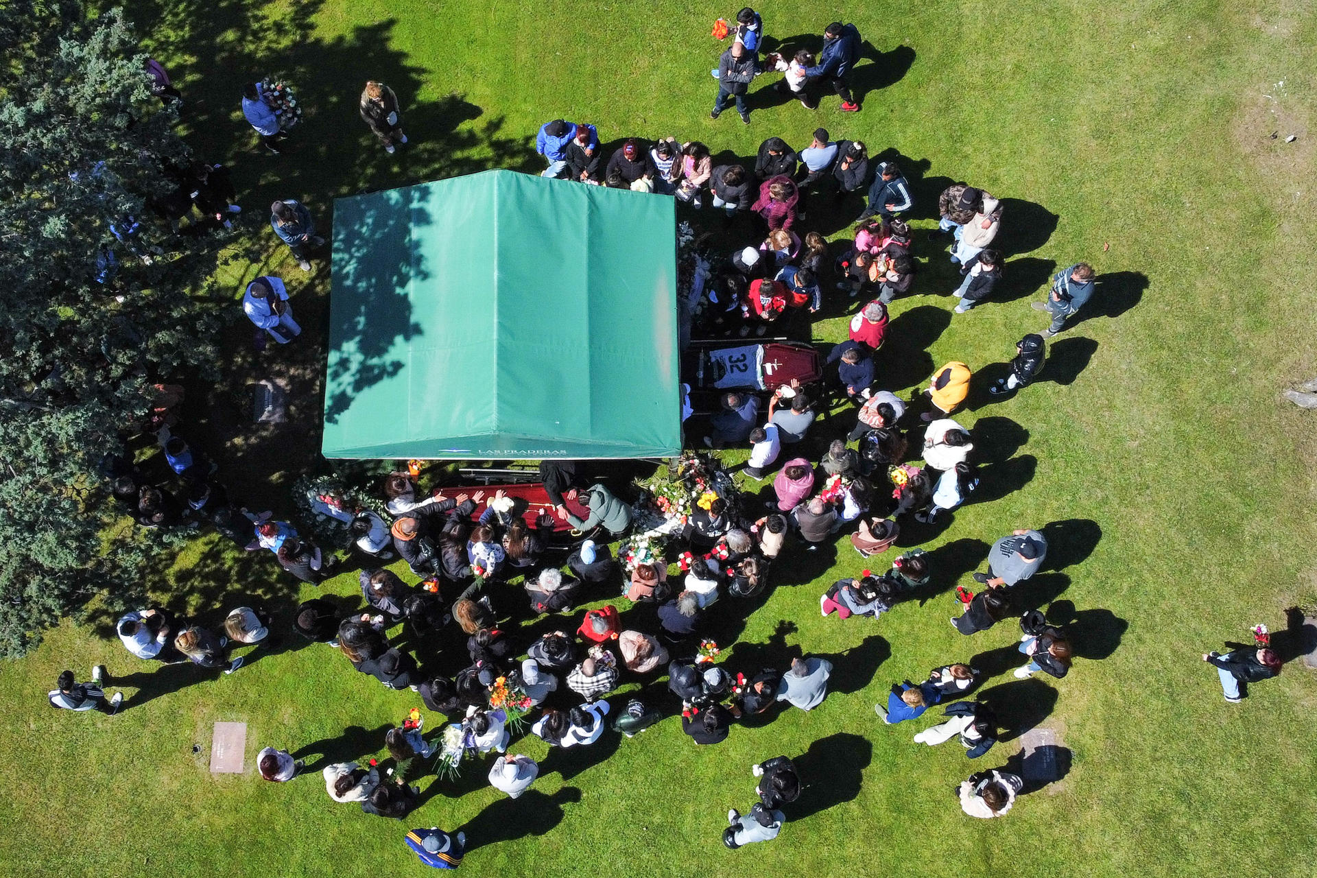 Fotografía aérea que muestra personas asistiendo al funeral de Brenda del Castillo y Morena Verdi, víctimas de feminicidio, en el cementerio Las Praderas este viernes, en Buenos Aires (Argentina). EFE/ Adan González