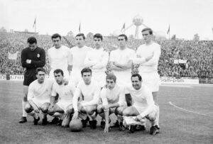 Formación inicial del equipo madridista, durante la final de la Copa de Europa disputada entre el Real Madrid y el Partizán de Belgrado en el estadio Heysel de Bruselas. De pie de i-d;  Araquistáin, Pachín, De Felipe, Sanchís, Pirri y  Zoco. Agachados, de i-d; Serena, Amancio, Grosso, Velázquez y  Gento. EFE