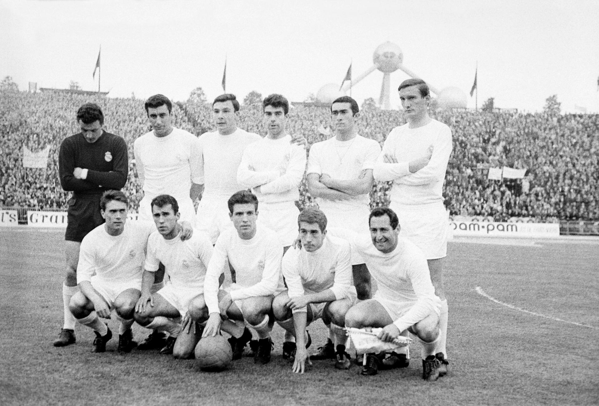 Formación inicial del equipo madridista, durante la final de la Copa de Europa disputada entre el Real Madrid y el Partizán de Belgrado en el estadio Heysel de Bruselas. De pie de i-d;  Araquistáin, Pachín, De Felipe, Sanchís, Pirri y  Zoco. Agachados, de i-d; Serena, Amancio, Grosso, Velázquez y  Gento. EFE