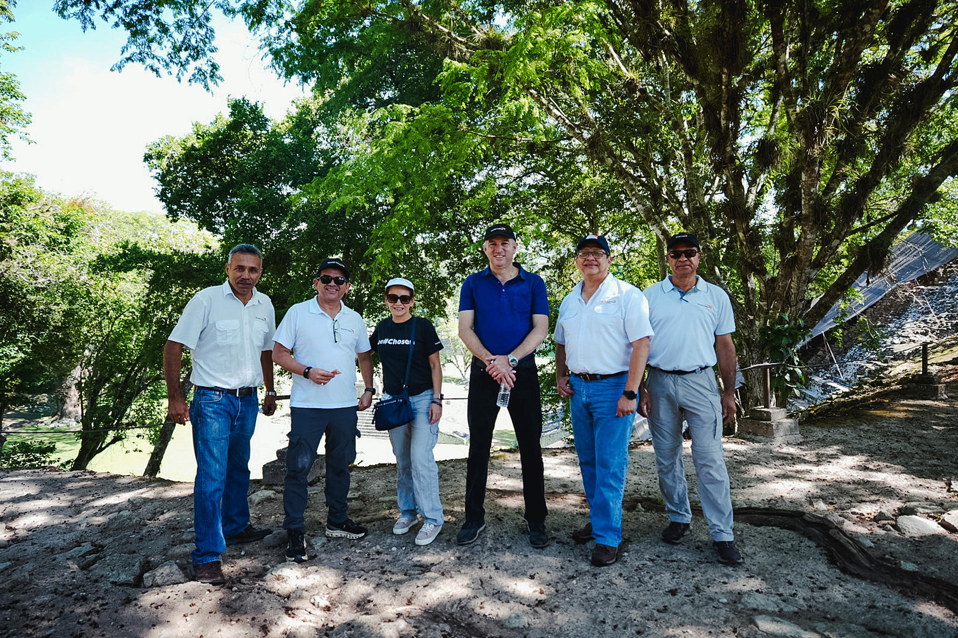 Fotografía sin fecha específica de toma cedida por World Vision que muestra a su director regional para América Latina y el Caribe, Joao Diniz (2-i), posando (Honduras). EFE/ World Vision / SOLO USO EDITORIAL/ NO VENTAS/SOLO DISPONIBLE PARA ILUSTRAR LA NOTICIA QUE ACOMPAÑA (CRÉDITO OBLIGATORIO)