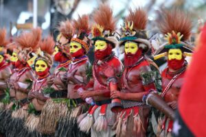 PORT MORESBY (Papua New Guinea), 16/09/2025.- Papua New Guinea’s tribal groups perform traditional dances at Sir John Guise Stadium in Port Moresby, Papua New Guinea, 16 September 2025. The country celebrates the 50th anniversary of its independence. (República Guinea, Papúa-Nueva Guinea, Papúa Nueva Guinea) EFE/EPA/MICK TSIKAS AUSTRALIA AND NEW ZEALAND OUT
