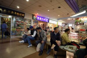 Fotografía de archivo de un grupo de compradores en el centro comercial Dragon City, en pleno corazón del Centro Chino de Toronto (Canadá). EFE/Néstor Ponce