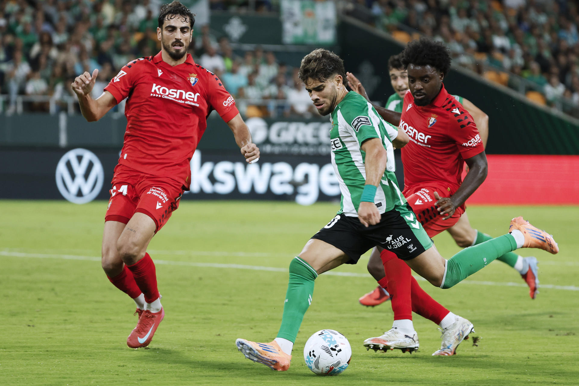 Abdessamad Ezzalzouli 'Abde', del Real Betis, durante el partido de Laliga que Betis y Osasuna disputan este domingo en el estadio de La Cartuja. EFE/Julio Muñoz
