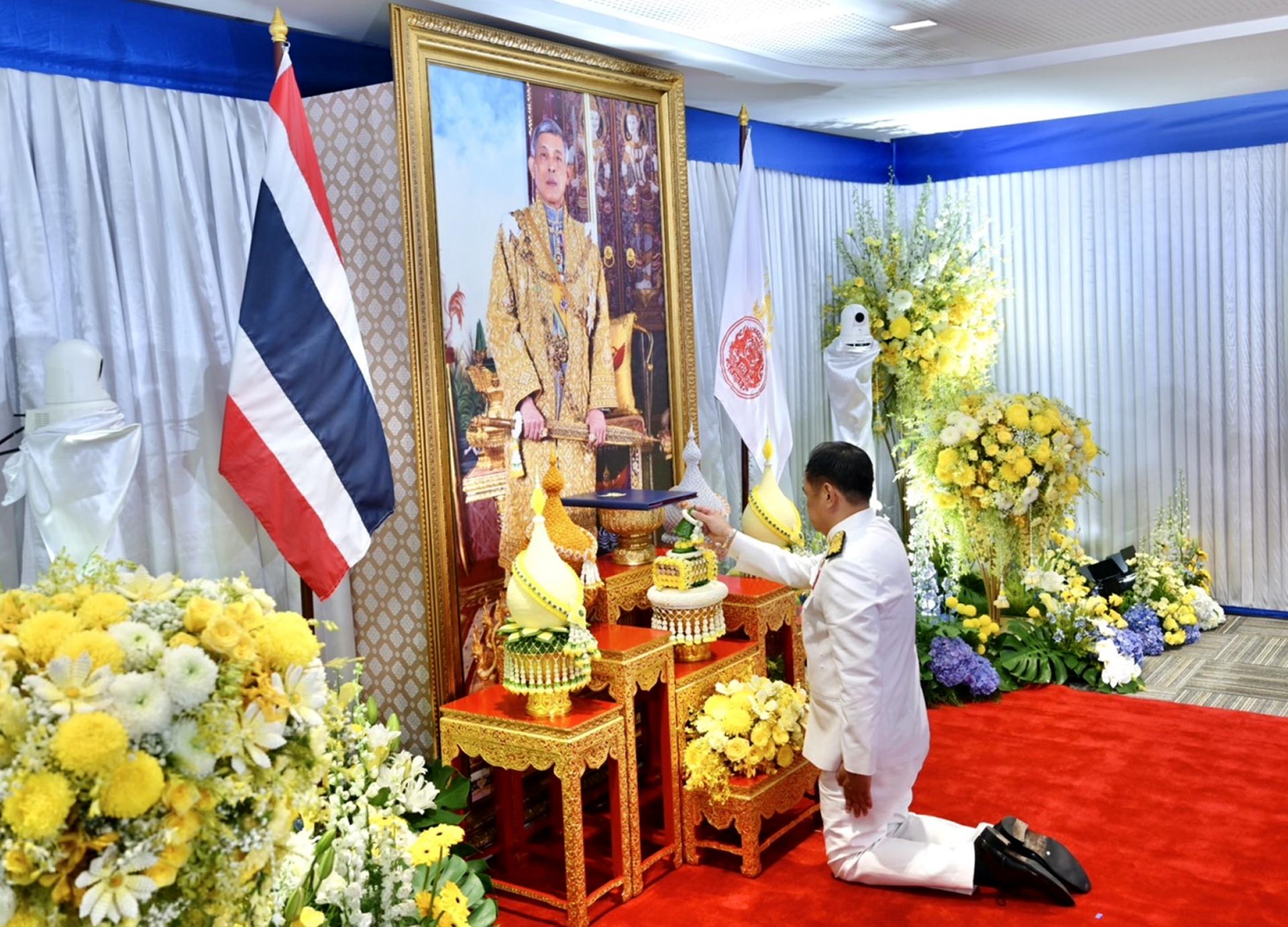 Bangkok (Thailand), 07/09/2025.- A handout photo made available by the Royal Thai Government shows Thai Prime Minister Anutin Charnvirakul receiving a royal command appointing him as prime minister in front of a portrait of Thai King Maha Vajiralongkorn at Bhumjaithai Party's headquarters in Bangkok, Thailand, 07 September 2025. Thai King Maha Vajiralongkorn endorsed Anutin Charnvirakul as the country's new prime minister after succeeding in the parliamentary vote to become Thailand's 32nd prime minister. (Tailandia) EFE/EPA/ROYAL THAI GOVERNMENT HANDOUT HANDOUT EDITORIAL USE ONLY/NO SALES