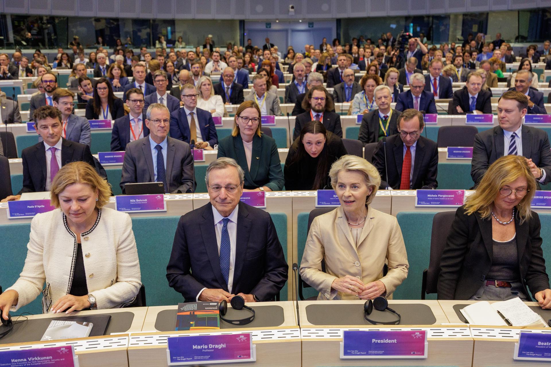 (De izquierda a derecha) la comisionada de la UE para la Transición Limpia, Justa y Competitiva, Henna Virkkunen, el expresidente del Banco Central Europeo y exprimer ministro italiano, Mario Draghi, y la presidenta de la Comisión Europea. Ursula von der Leyen, en Bruselas, el 16 de septiembre de 2025. EFE/EPA/OLIVIER MATTHYS
