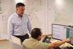 Sérgio Gomes (i), director de Afocelca en las instalaciones de la planta de Celbi en Figueira da Foz, Portugal. EFE/ Laia Mataix Gómez