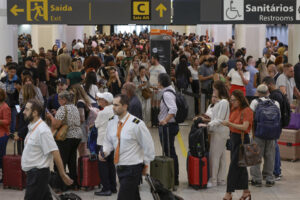 Personas esperan en el Aeropuerto Santos Dumont este martes, en Río de Janeiro, (Brasil). EFE/ André Coelho