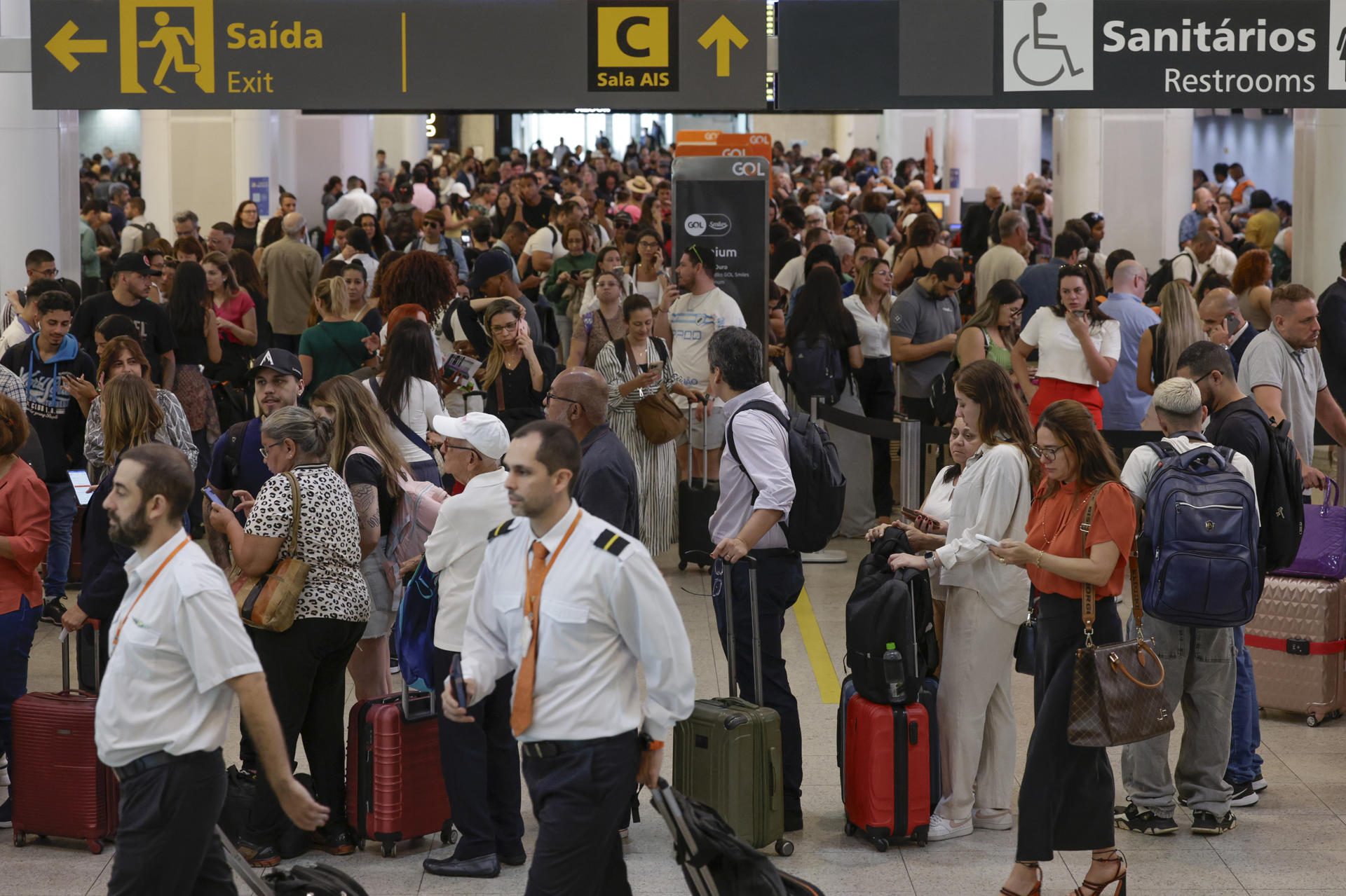 Personas esperan en el Aeropuerto Santos Dumont este martes, en Río de Janeiro, (Brasil). EFE/ André Coelho
