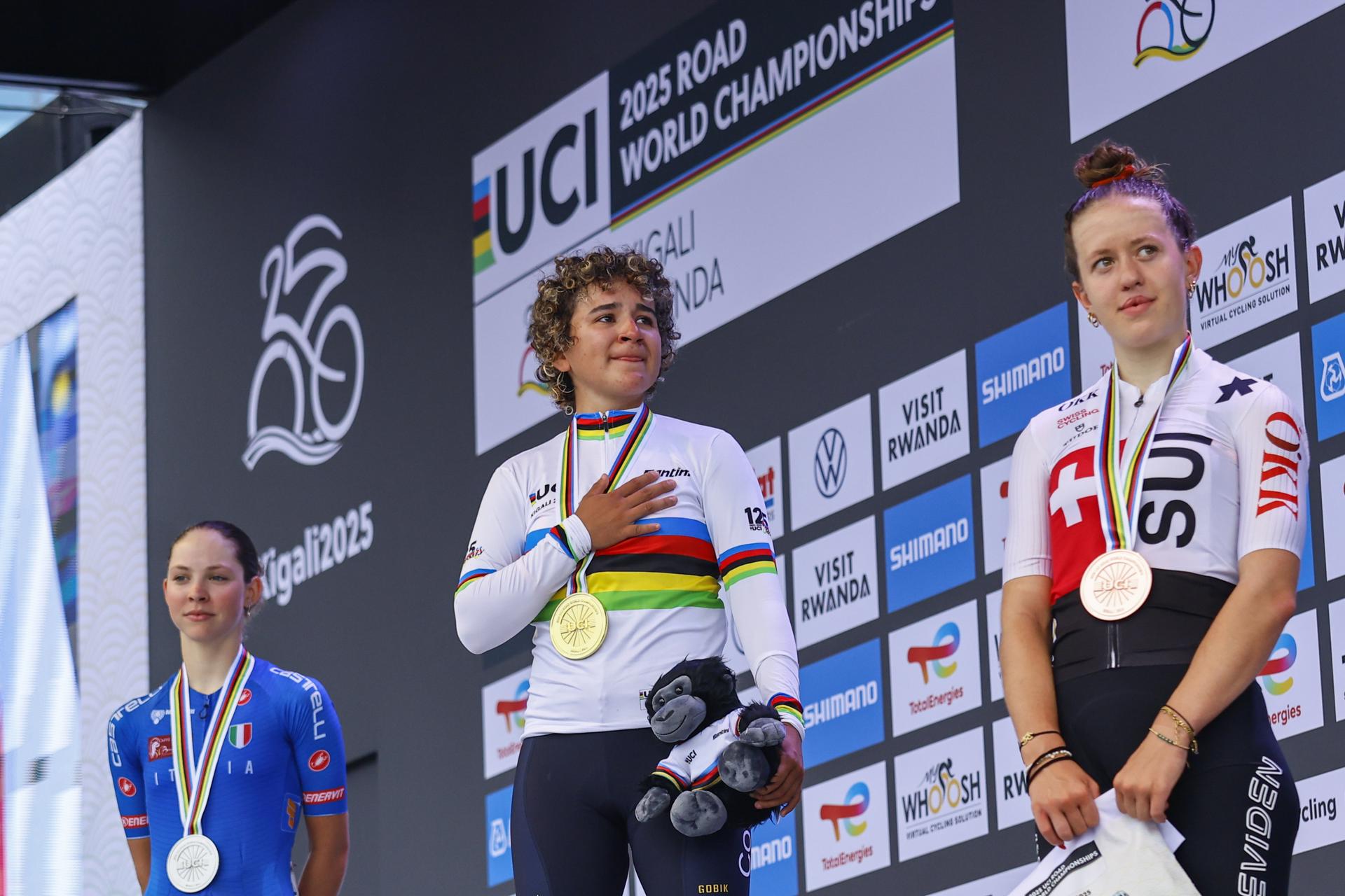 La ciclista italiana Chantal Pegolo de Italia (i), la española Paula Ostiz Taco y la suiza Anja Grossman (d) posan con sus medallas después de la carrera femenina junior en los Campeonatos Mundiales de Ciclismo en Ruta de la UCI en Kigali, Ruanda.EFE/EPA/KIM LUDBROOK
