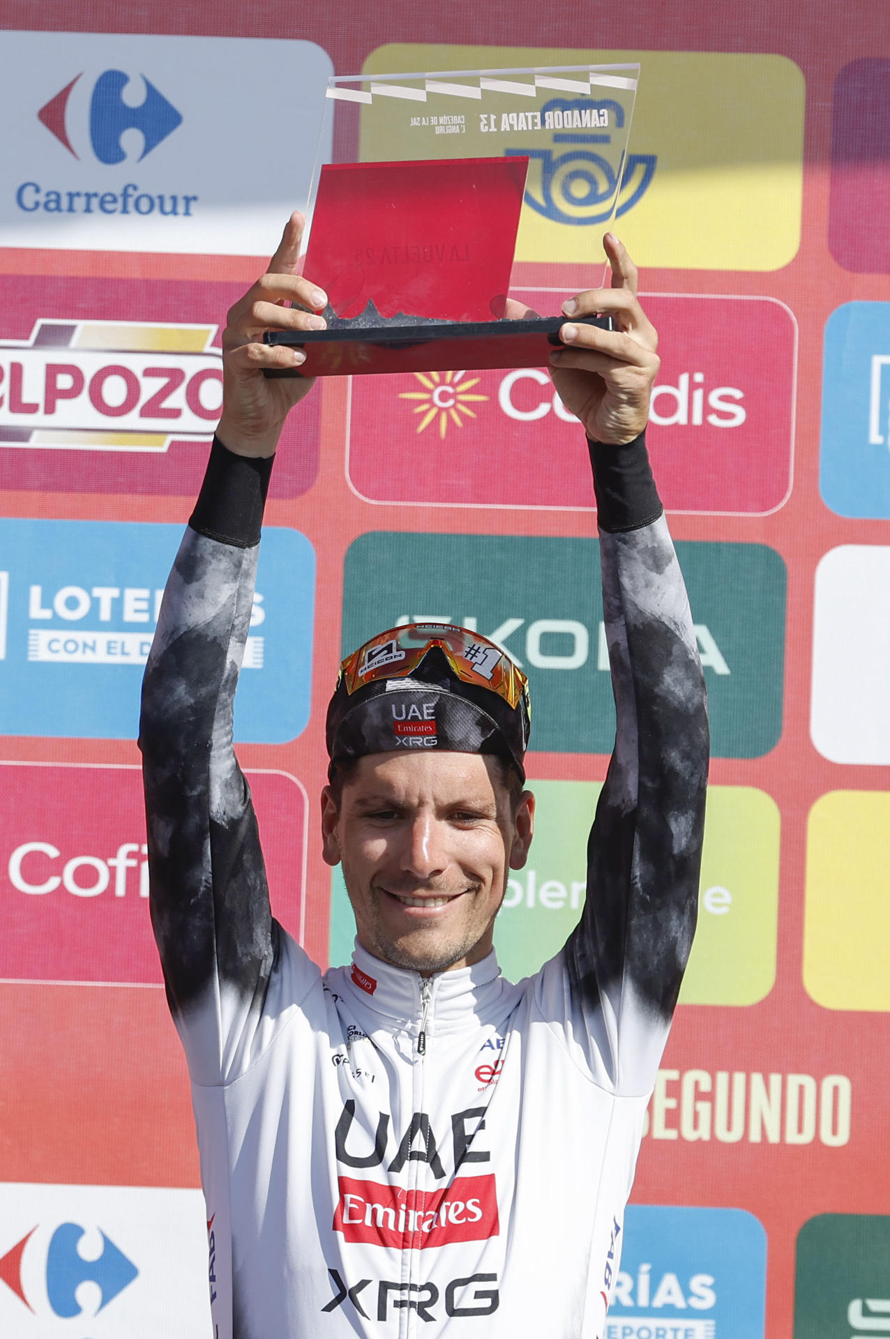 El portugués Joao Almeida (UAE Team Emirates-XRG) celebra su victoria en la etapa 13 de la Vuelta Ciclista a España 2025 disputada entre el Cabezón de la Sal, y L'Angliru, de 202,7km de recorrido, este viernes. EFE/Javier Lizón