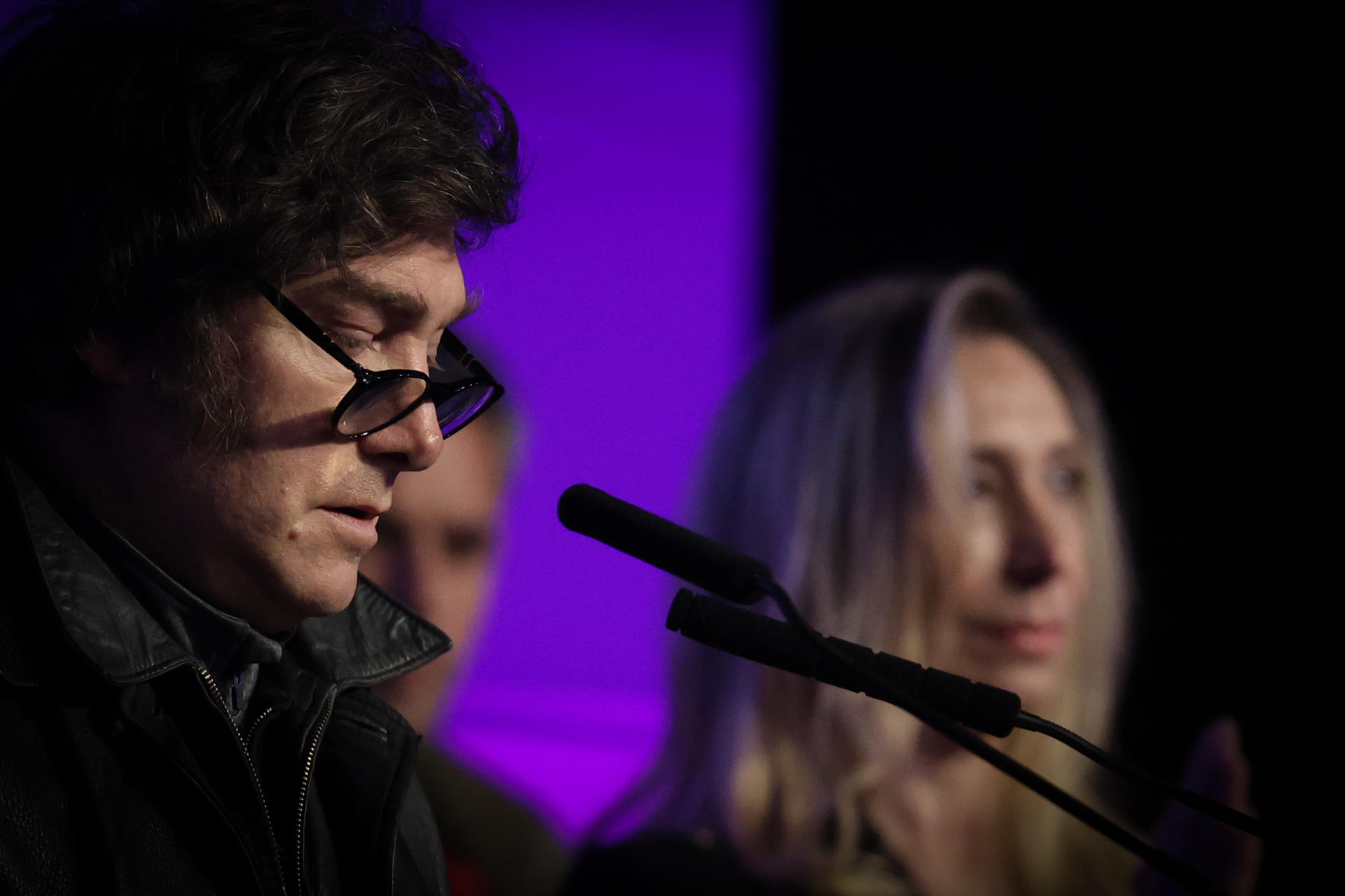El presidente de Argentina, Javier Milei, habla luego de conocer los resultados electorales de las elecciones legislativas este domingo, en un centro de campaña en La Plata, Buenos Aires (Argentina). EFE/ Juan Ignacio Roncoroni