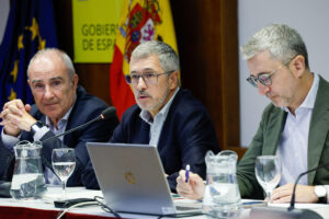 VALENCIA, 04/09/2025.- (De izq a der) Teodoro Estrela, técnico adjunto a la presidencia de la CHJ; el secretario de Estado de Medio Ambiente, Hugo Morán; y el secretario de Estado de Política Territorial, Arcadi España, se reúnen con representantes de entidades operadoras del ciclo integral del agua y con alcaldes para avanzar en la reparación y adecuación de infraestructuras esenciales de abastecimiento, saneamiento y depuración de aguas que se vieron dañadas el 29 de octubre, este jueves, en Valencia. EFE/ Biel Aliño