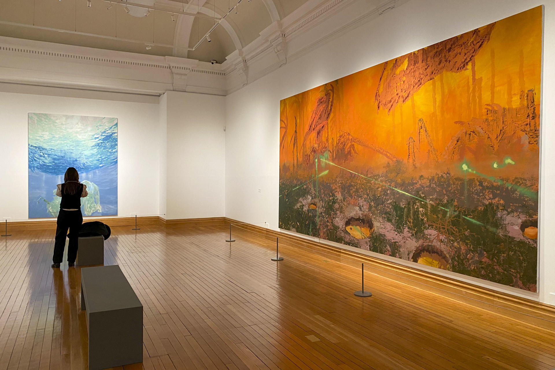 Algunas de las pinturas que el artista iraquí Mohammed Sami exhibe como finalista del prestigioso premio Turner de arte visual, que se pueden visitar en la localidad británica de Bradford dentro de su programación como Ciudad de la Cultura del Reino Unido 2025.- EFE/ Miguel Salvatierra
