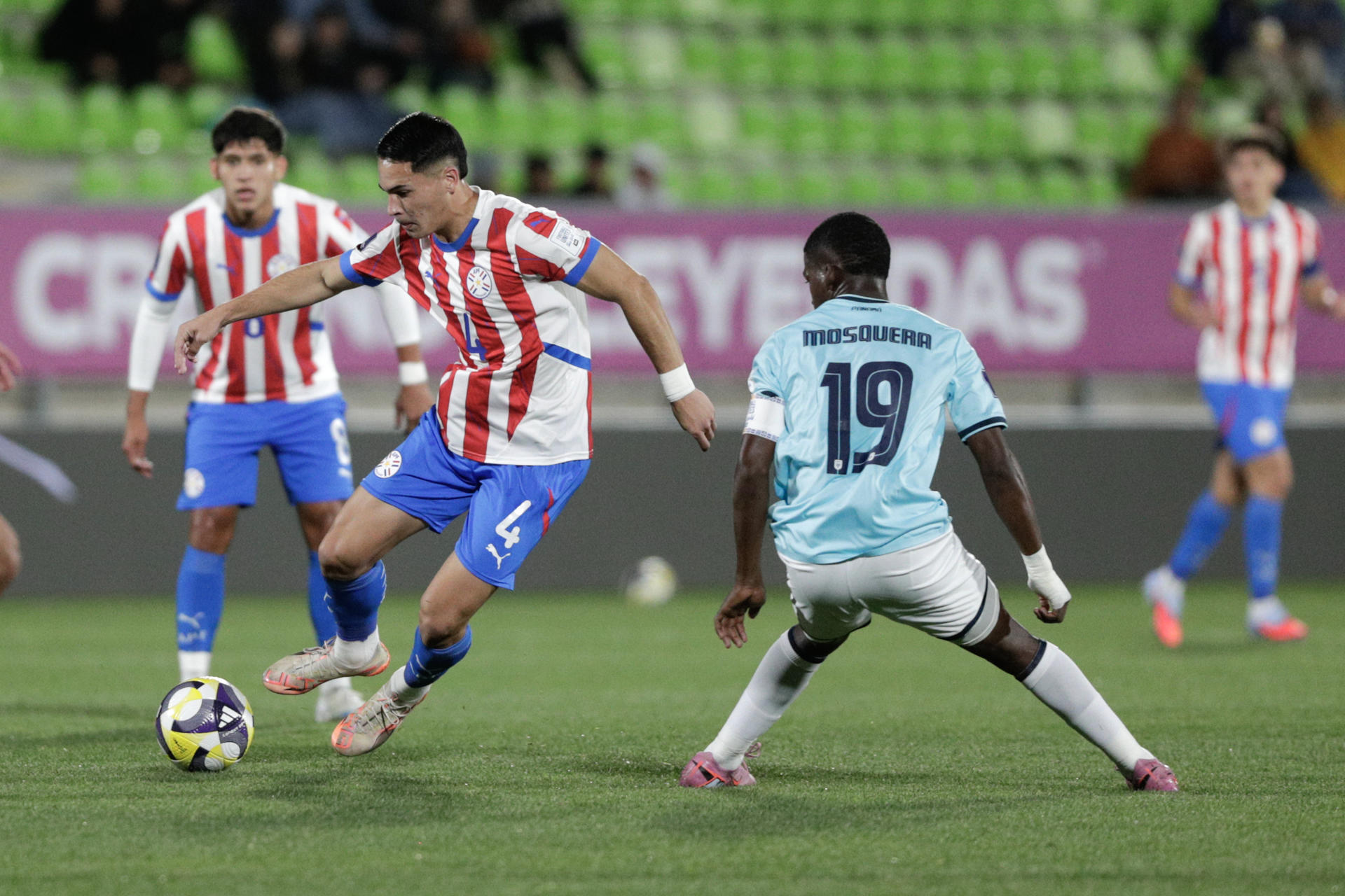 Alexandro Maidana (i) de Paraguay disputa el balón con Rafael Mosquera de Panamá este sábado durante un partido del grupo B de la Copa Mundial Sub-20 en el estadio Elías Figueroa Brander, en Valparaiso (Chile). EFE/ Adriana Thomasa
