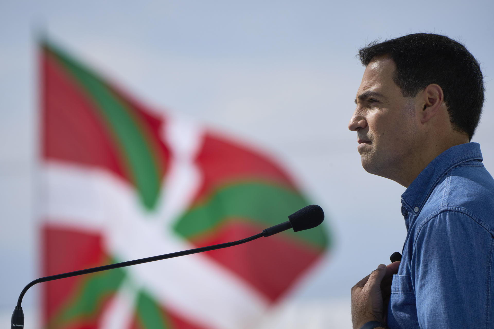 El Lehendakari Imanol Pradales durante su discurso en las campas de Foronda donde se ha celebrado esta mañana el 'día del partido' del Partido Nacionalista Vasco. EFE/Adrián Ruiz de Hierro